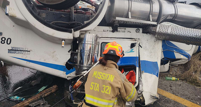 Volcadura de tráiler en carretera Monterrey-Saltillo, conductor queda prensado 3 491005563 1439574017032367 5030765936718161145 n