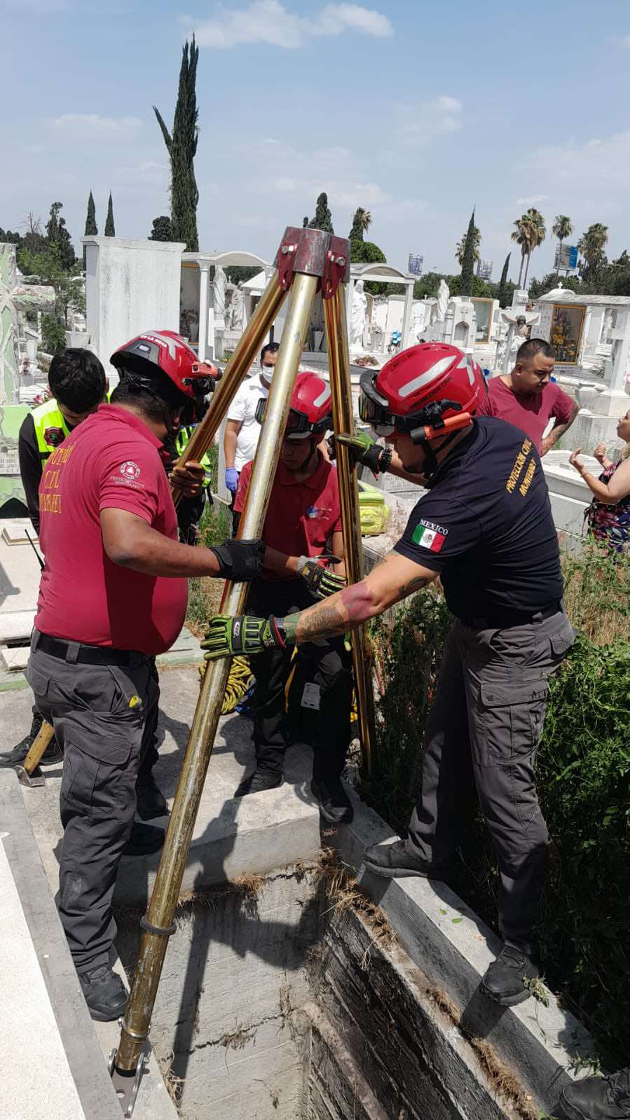 Cae mujer a tumba en panteón de Monterrey 3 491023196 546852468100086 6366972627886455784 n