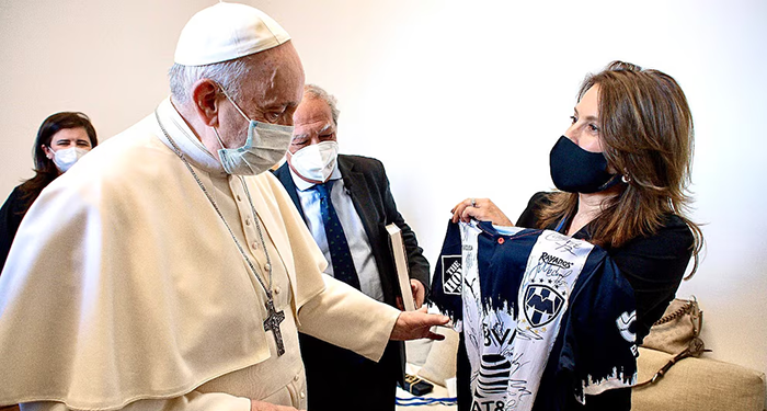 Cuando el Papa Francisco recibió el jersey de Tigres y Rayados 2 491265751 1186393496305857 4219368132829975041 n