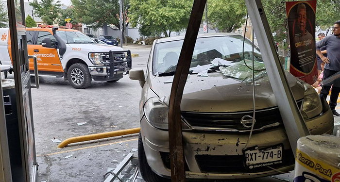 Entra al Oxxo… con todo y carro 2 491266341 682086717695973 8678996797836120959 n
