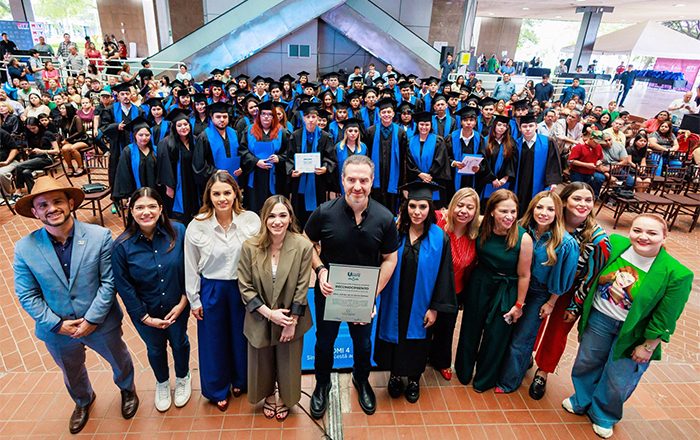 Se gradúan 75 jóvenes en la Primera Generación de Preparatoria Regia 1 ADRIAN DE LA GARZA 2 1