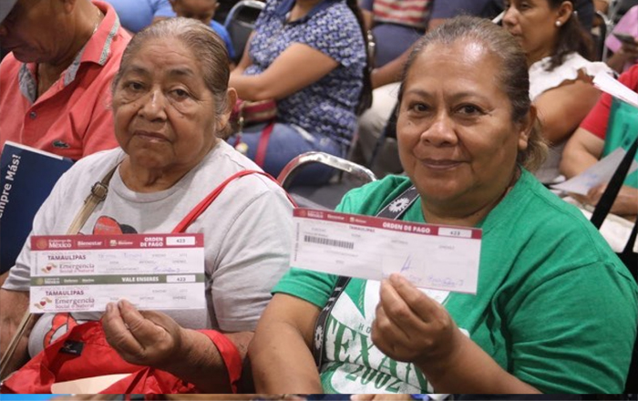 Entrega Gobernador apoyos a familias afectadas por lluvias 3 APOYOS 1