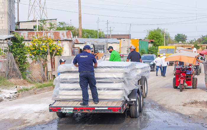El alcalde Carlos Peña sigue entregando apoyos a damnificados 1 COLCHONES