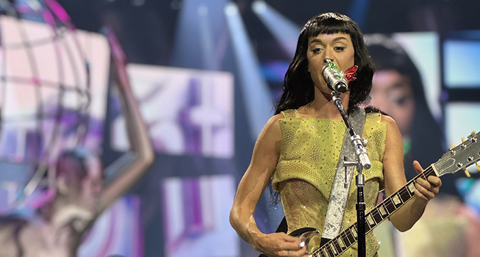 Entre luces, brillos y gratitud, así reciben fans a Katy Perry 1 GpSEIlobYAAfTEi