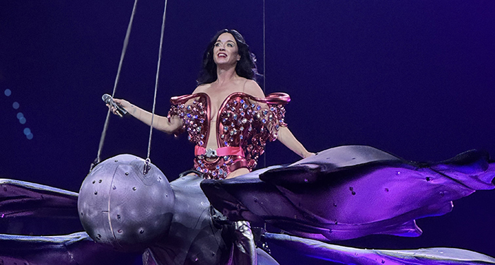 Entre luces, brillos y gratitud, así reciben fans a Katy Perry 2 GpSEIlpasAAM i