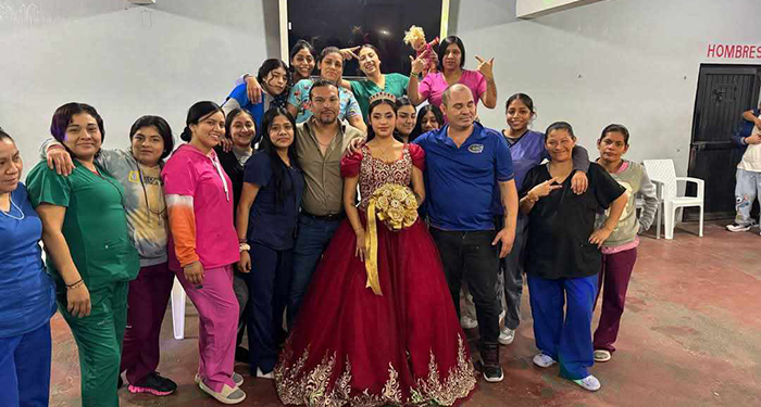 Jovencita festeja sus XV Años en anexo