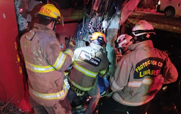 Deja choque entre autobús y camioneta un fallecido en Linares 2 LINARES