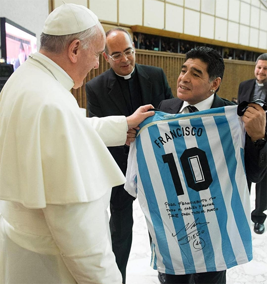 Maradona se reconcilió con la iglesia gracias al Papa Francisco 1 MARADONA 2