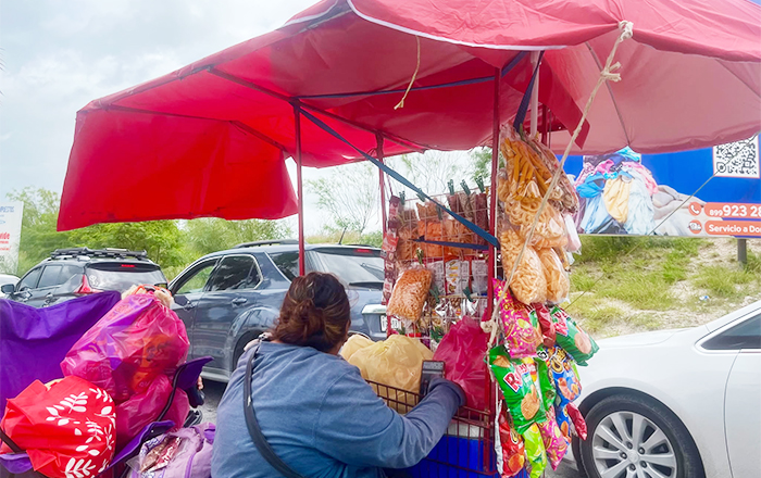 Persisten filas de hasta tres horas en el cruce Reynosa-Hidalgo 1 VENDEDORA