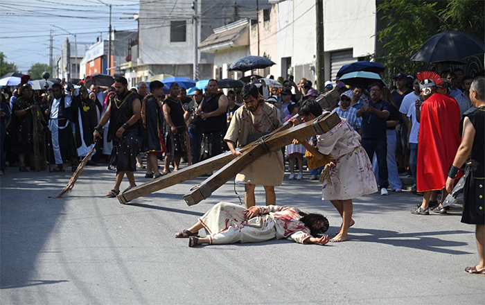 Viacrucis en Santa María Goretti recrea crucifixión de Jesús 5 VIACRUCIS 5