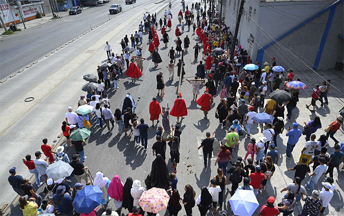 Viacrucis en Santa María Goretti recrea crucifixión de Jesús 4 VICACRUCIS 4