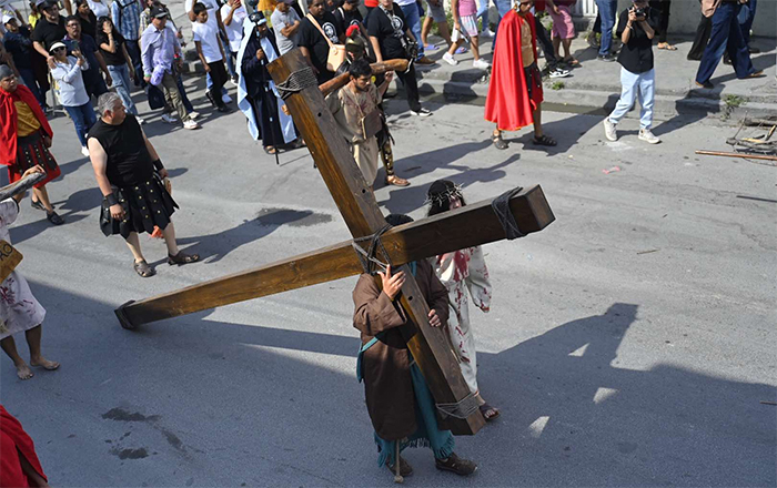 Viacrucis en Santa María Goretti recrea crucifixión de Jesús 6 VICARUCIS 6