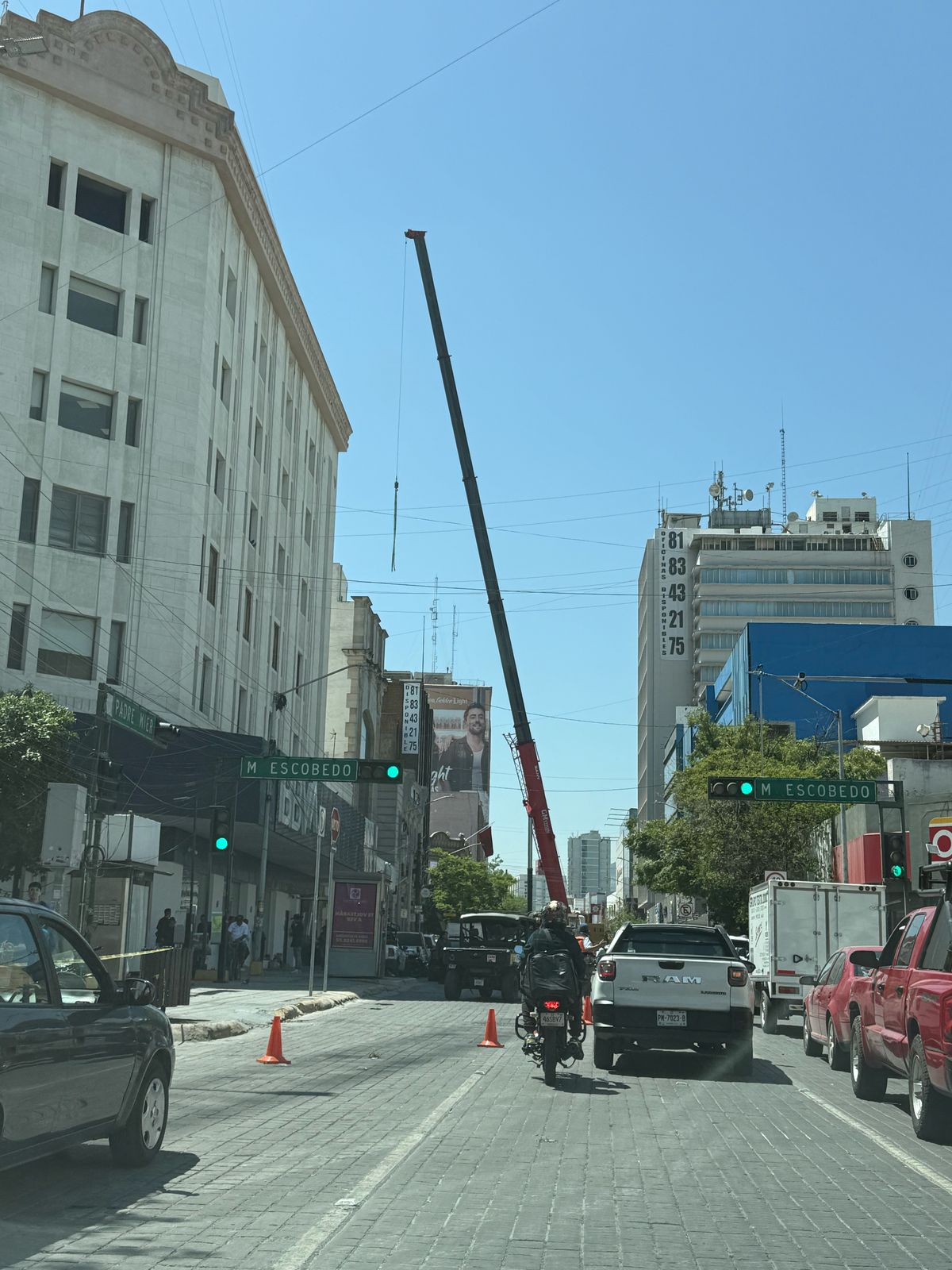 Grúa continúa obstruyendo importante calle en Monterrey 5 c89346a0 1226 4eed 8546 db312a2897ab