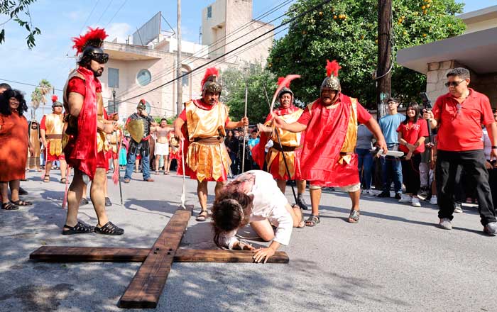 Reviven la ‘Pasión de Cristo’ en viacrucis de Viernes Santo 2 cru