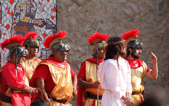 Reviven la ‘Pasión de Cristo’ en viacrucis de Viernes Santo 3 we