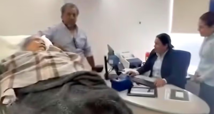 10SE-LLEVAN-A-ABUELITA-DE-96-AN-OS-EN-CAMILLA-PARA-COBR1