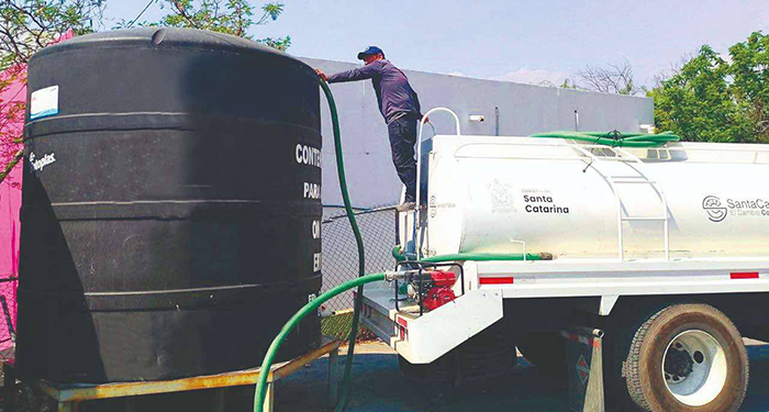 Abastece Santa Catarina tanques de agua ante alza en temperatura 1 35186f74 6ca9 413b 9853 b40d5ccfa678