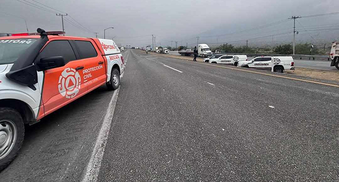 Continúa el cierre vial por volcadura de tráiler en Santa Catarina 1 491183081 684488904352857 5383549747952079229 n