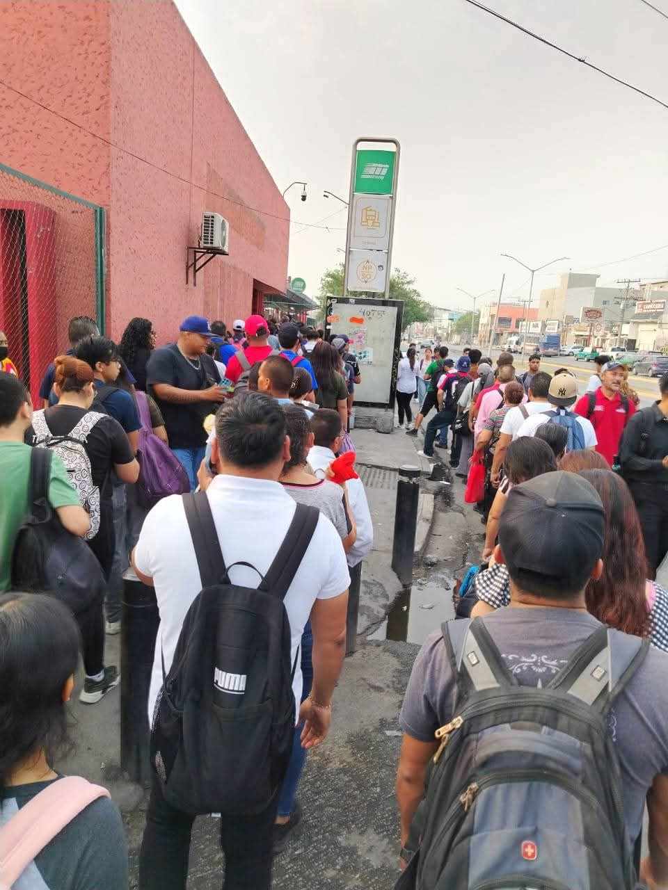 Reportan servicio insuficiente en estación Talleres 3 491186550 670474762625194 5437472406134788982 n