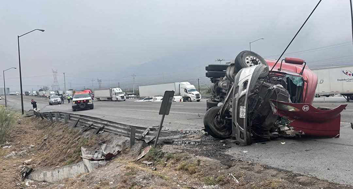 Continúa el cierre vial por volcadura de tráiler en Santa Catarina 2 491190941 1813448055887505 1129151970953471095 n