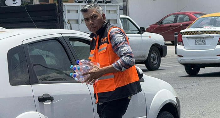 Entregan por calor hasta 10 mil botellas de agua 3 494355828 1615735225933964 4271138238269963032 n 1