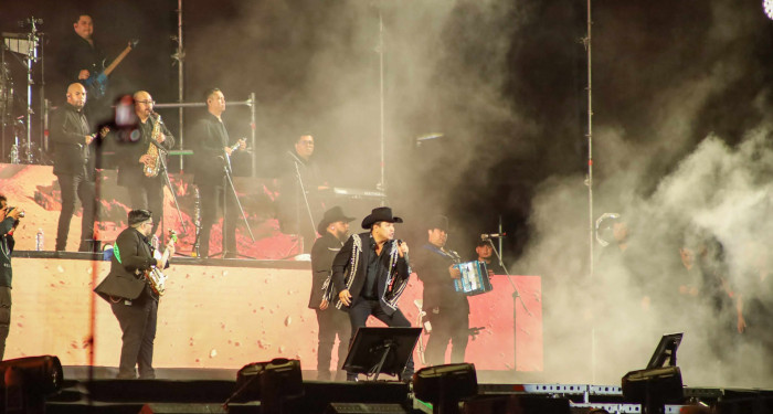 Fanáticos se 'entregan' a Julión Álvarez en Reynosa 3 494570559 1220307006293234 4842499572351062927 n