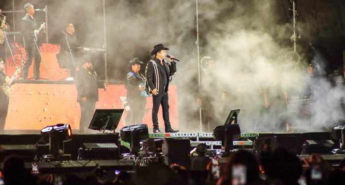 Fanáticos se 'entregan' a Julión Álvarez en Reynosa 5 494572390 702697538927022 3230939784826153554 n
