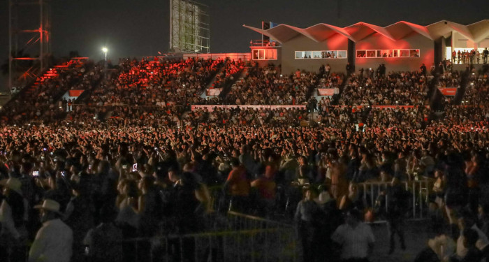 Fanáticos se 'entregan' a Julión Álvarez en Reynosa 2 494572862 658936247197247 3260768972285481324 n