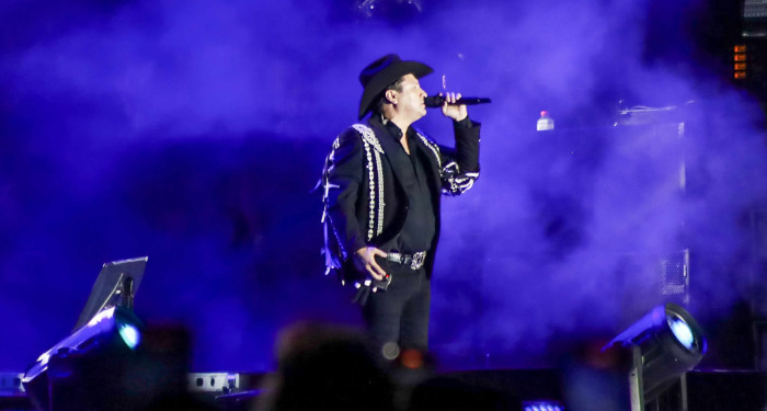 Fanáticos se 'entregan' a Julión Álvarez en Reynosa 1 494575548 4037659893160467 7812025296145438208 n