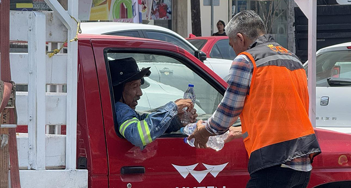 Entregan por calor hasta 10 mil botellas de agua 1 494575660 4113884658852224 3798365982242161504 n