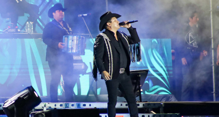 Fanáticos se 'entregan' a Julión Álvarez en Reynosa 4 494579152 1402109247770342 4661662875170715933 n