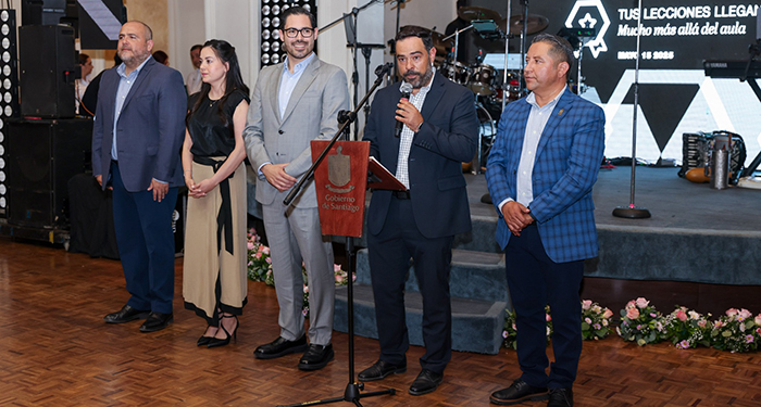 Entrega David de la Peña la medalla Profesora Julia Garza Almaguer 2 497487023 1230283515145718 6739370414801128970 n