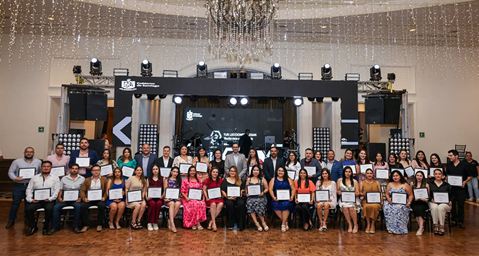 Entrega David de la Peña la medalla Profesora Julia Garza Almaguer 4 497528490 1230284118478991 6198624268920239968 n