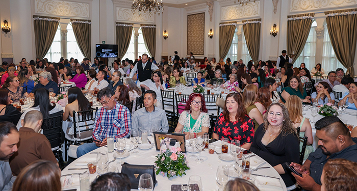 Entrega David de la Peña la medalla Profesora Julia Garza Almaguer 5 497572363 1230283595145710 3132171743646611124 n