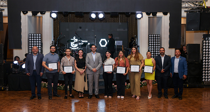 Entrega David de la Peña la medalla Profesora Julia Garza Almaguer 1 497577716 1230283898479013 8660294156398335062 n