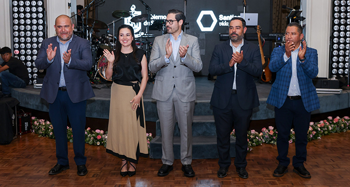 Entrega David de la Peña la medalla Profesora Julia Garza Almaguer 3 497709689 1230283435145726 4531849741113459348 n