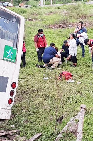Chofer de ruta Jarachina pierde control de la unidad y hay lesionados 1 CAMION