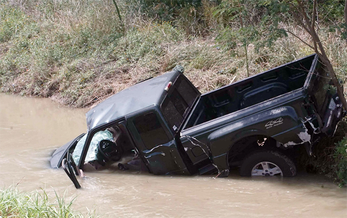 Conductor alcoholizado se proyecta al canal en Reynosa 1 CAMIONETA 1