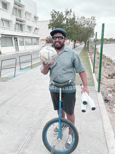 Se gana la vida como malabarista en Reynosa (VIDEO) 1 KEVIN VEGA 2