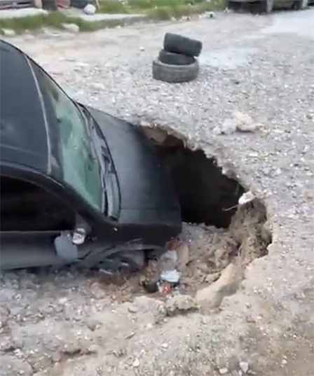 Lo que faltaba... cae camioneta en socavón 1 SOCAVON 2