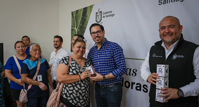 Entrega David de la Peña regaderas ahorradoras en Santiago 1 WhatsApp Image 2025 05 16 at 1.00.17 PM 1