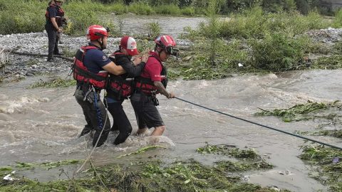 Rescatan a indigentes en el río Santa Catarina 2 WhatsApp Image 2025 05 20 at 5.39.20 PM 2