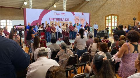 Carmen Lilia Canturosas y Cabildo entregan anteojos grautitos 4 WhatsApp Image 2025 05 27 at 8.05.38 PM