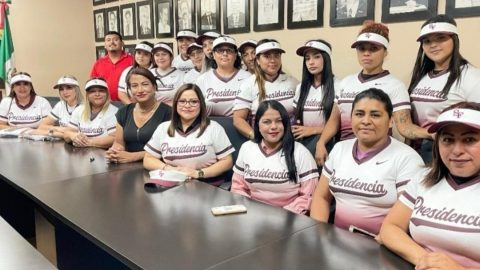 Verónica Aguirre entrega uniformes a equipo femenil de sóftbol de la presidencia 1 WhatsApp Image 2025 05 28 at 6.53.43 PM