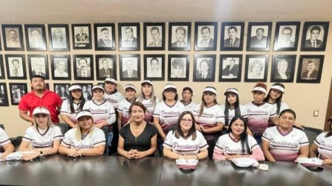 Verónica Aguirre entrega uniformes a equipo femenil de sóftbol de la presidencia 3 WhatsApp Image 2025 05 28 at 6.53.44 PM