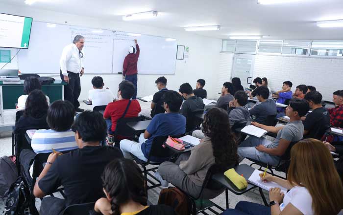 Inspira maestro de la UANL a que alumnos cumplan sus sueños 1 adf
