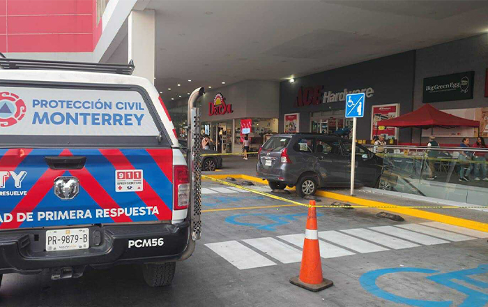 Confunde pedales y termina sobre escaleras eléctricas en Monterrey 1 escaleras1