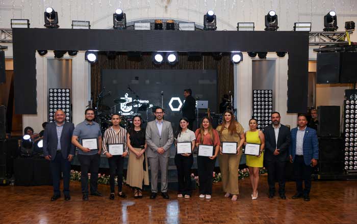 Entregan medalla 'Profesora Julia Garza Almaguer' a maestros en Santiago 2 fg 2