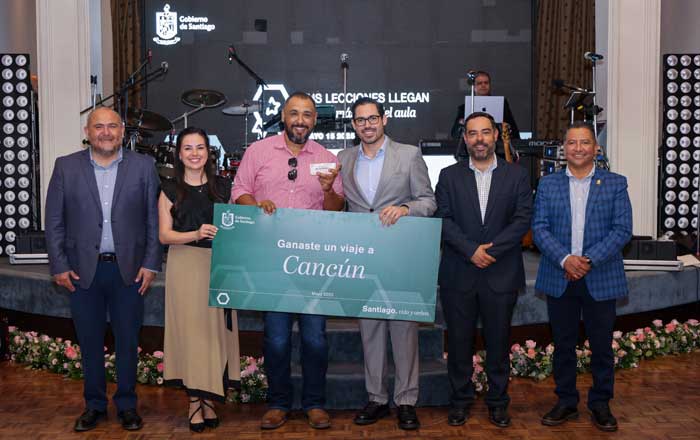 Entregan medalla 'Profesora Julia Garza Almaguer' a maestros en Santiago 4 fghj 2