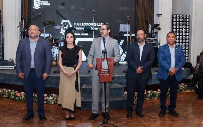 Entregan medalla 'Profesora Julia Garza Almaguer' a maestros en Santiago 3 fsg